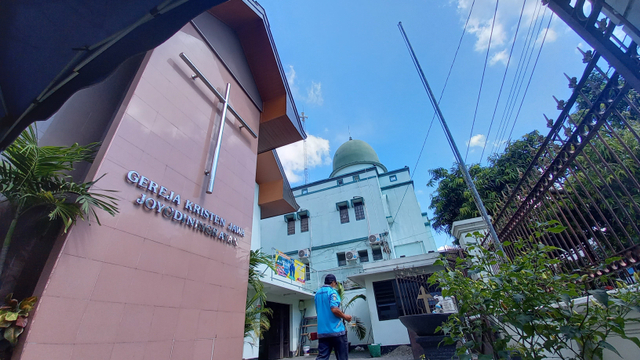 Ilustrasi tempat ibadah berupa Gereja dan Masjid yang berdampingan di Kota Solo. (dok)