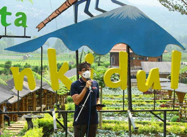 Menteri Pariwisata dan Ekonomi Kreatif (Menparekraf) Sandiaga Uno saat melawat ke Desa Wisata Pujon Kidul, Kabupaten Malang, Sabtu (22/5/2021). Foto/Istimewa
