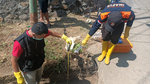 Petugas melakukan identifikasi tulang belulang yang ditemukan warga - IST