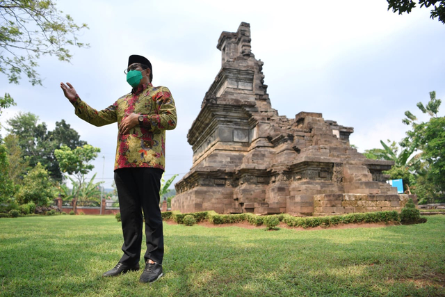 Menteri Desa, Pembangunan Daerah Tertinggal dan Trasmigrasi Abdul Halim Iskandar mengunjungi Candi Arimbi di Desa Pulosari, Jombang, Jawa Timur. Foto: Mugi/KemendesPDTT