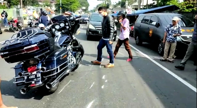 Rombongan moge Harley kecelakaan di Puncak Bogor, tabrak pemotor dan mobil Satpol PP. Foto: Dok. Istimewa