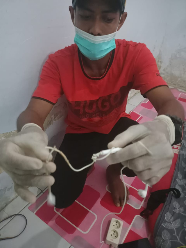 Barang bukti headset yang terpasang di telinga anak anggota TNI AD. Foto: Dok. Istimewa