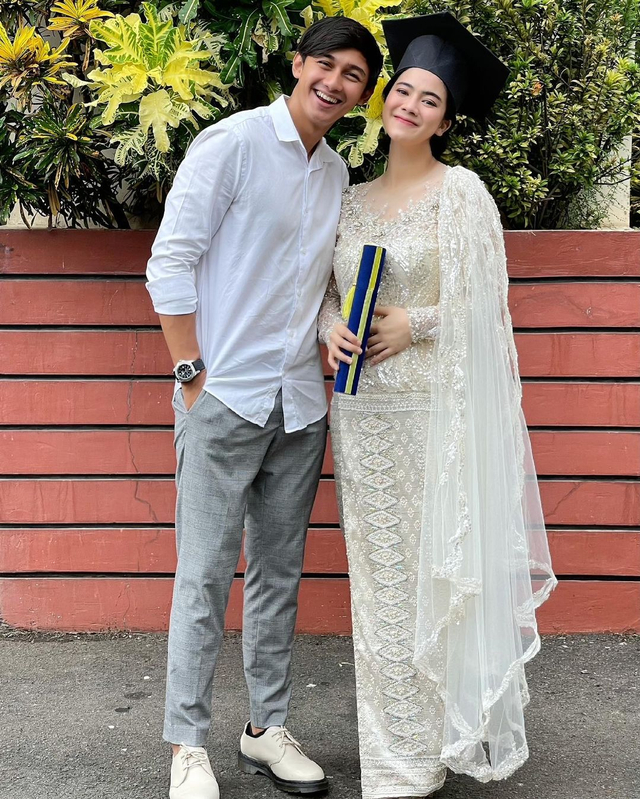 Kebahagiaan Caesar Hito saat Felicya Angelista lulus kuliah. Foto: Instagram/@hitocaesar