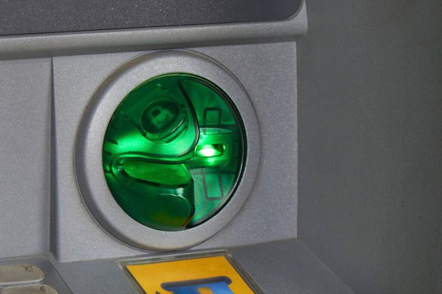 Ilustrasi slot mesin ATM yang merupakan lokasi pelaku skimming menempatkan alat skimmer untuk membajak kartu ATM korban. (Foto: Depositphotos).