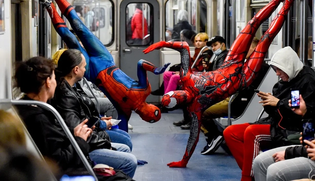 Penari berkostum Spiderman hibur penumpang kereta bawah tanah di St. Petersburg, Rusia. Foto: AFP/Olga Maltseva