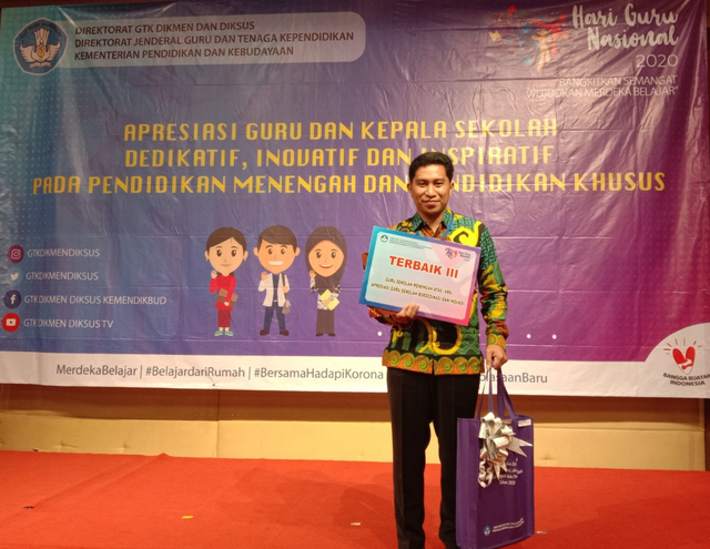 Paktik Terbaik "Kelas Sosioiterasi" Menerima Apresiasi sebagai Terbaik III pada Lomba Guru dan Kepala Sekolah Dedikatif, Inovatif dan Inspiratif Kementerian Pendidikan dan Kebudayaan RI Tahun 2020 (Sumber: Dokumentasi Ares Faujian, 2020)