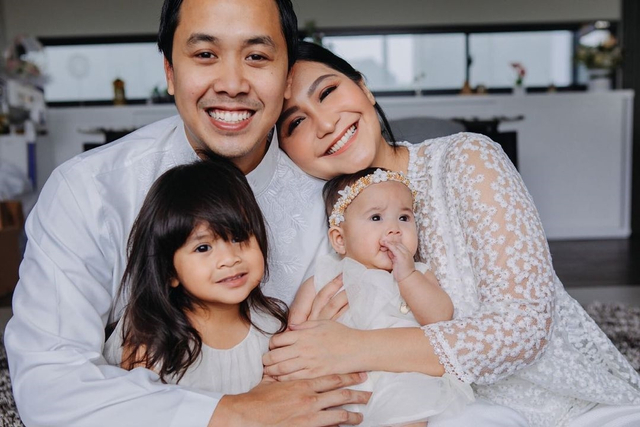 Caca Tengker dan keluarganya. Foto: Instagram/@cacatengker