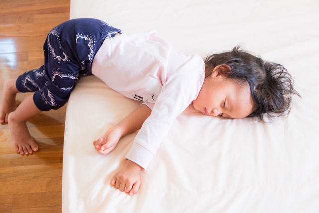 Kenapa Anak Balita Suka Tidur dengan Posisi Aneh? Foto: Shutterstock