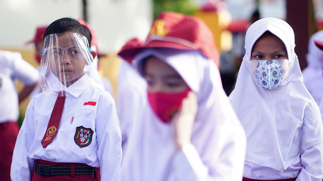 Sejumlah siswa mengikuti upacara pembukaan proses belajar tatap muka di Sekolah Dasar (SD) Negeri 3 Bulango Timur, Kabupaten Bone Bolango, Gorontalo. Foto: Adiwinata Solihin/ANTARA FOTO