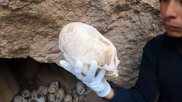 Kepala kerucut yang dianggap milik alien. Foto: YouTube/Frans