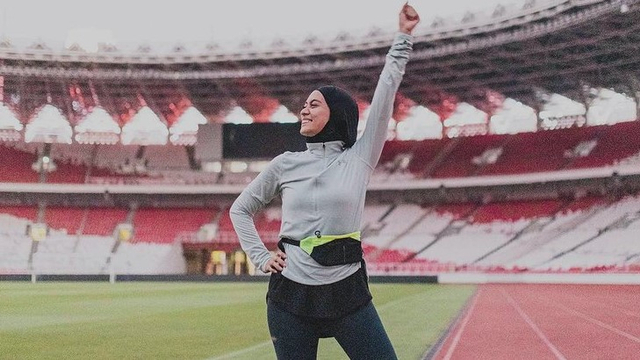 Potret Ayudia Bing Slamet (@ayudiac) saat sedang berolahraga di Stadion Utama Gelora Bung Karno. Foto: Instagram/@ayudiac