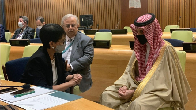 Menlu RI Retno Marsudi berdiskusi dengan Menlu Arab Saudi Faisal bin Farhan di Markas PBB di New York, Kamis (20/5/2021), membahas isu Palestina dan kerja sama bilateral.  Foto: Twitter/@Menlu_RI