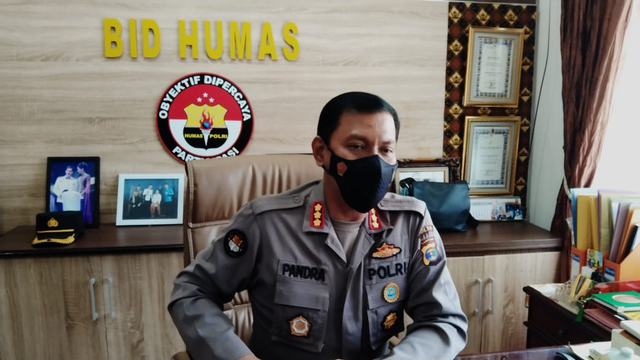 Kabid Humas Polda Lampung Kombes Pol Zahwani Pandra Arsyad saat diwawancarai di Mapolda. | Foto : Bella Sardio/ Lampung Geh