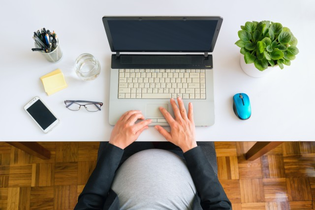 Ilustrasi seseorang melihat spek laptop. Foto: Shutter Stock