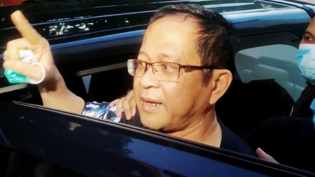 Ketua GNPK RI Basri Budi Utomo saat dibawa petugas memasuki mobil.  (setyadi/panturapost.com)