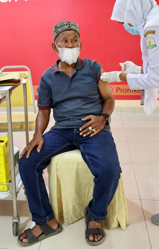 Ramli saat menerima suntikan vaksin corona di RSUDZA Banda Aceh. Foto: Suparta/acehkini