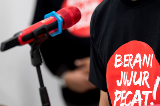Kaus hitam bertuliskan 'Berani Jujur Pecat' dipakai oleh perwakilan 75 pegawai KPK yang tidak lolos TWK usai audiensi dengan Komisioner Komnas HAM di Jakarta. Foto: M Risyal Hidayat/Antara Foto