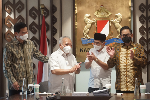 Arsjad Rasjid (Berpeci) mendaftarkan diri sebagai Calon Ketua Umum Kadin Indonesia periode 2021-2026 di Menara Kadin, Jakarta, Senin (24/5).  Foto: Dok. Istimewa