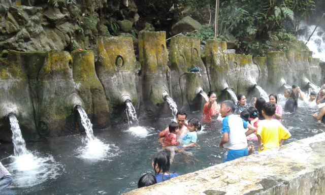 Sejumlah wisatawan mandi di Pancuran 13 Guci, Kabupaten Tegal. (Foto: Bentar)