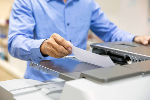 Ilustrasi mencetak dengan cara print bolak balik. Foto: iStock
