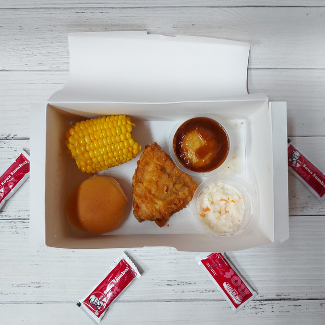 KFC menu classic combo dengan ayam original Foto: Azalia Amadea/Kumparan