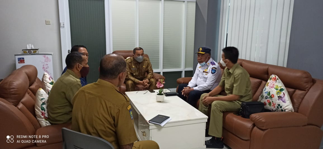 Wali Kota Ternate, M Tauhid Soleman, saat membuat pertemuan dengan SKPD terkait membicarakan soal dermaga Hiri. Foto: Istimewa