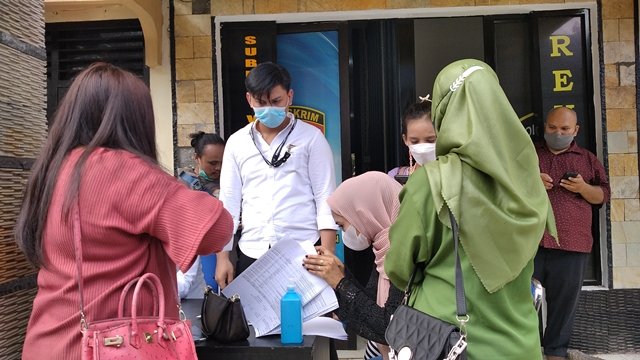Para korban melaporkan penipuan arisan online bernama "Amanah Untung Real". (Foto: M Sobar Alfahri/Jambikita.id)