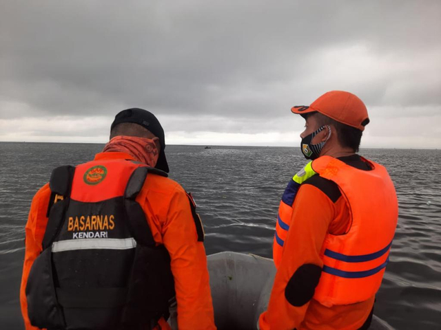 Tim SAR saat melakukan pencarian nelayan hilang di Buton Utara. Foto: Dok Basarnas Kendari.