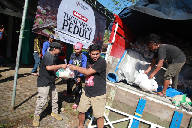 Bantuan Tugu Media Group kepada korban gempa Malang. Foto: Rubianto.