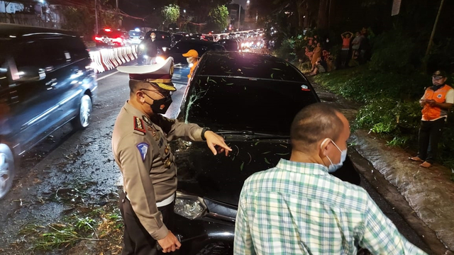 Dir Lantas Polda Metro Jaya Kombes. Pol. Sambodo Purnomo Yogo saat melakukan pengaturan lalu lintas akibat pohon tumbang disekitar Pasar Inpres, Cipete Jakarta Selatan. Foto: Twitter/@TMCPoldaMetro