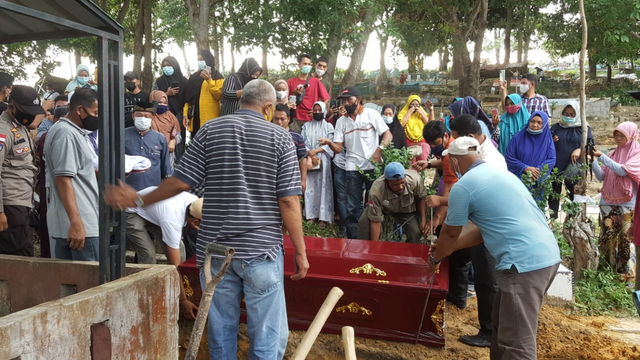 Suasana pemakaman AH di pemakaman umum Air Raja, Tanjung, Sengkuang, Batam. Foto: HK/Istimewa