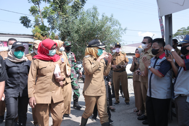 Wakil Wali Kota Palembang, Fitrianti Agustinda, meninjau warga di Kertapati. (Foto. Istimewa)