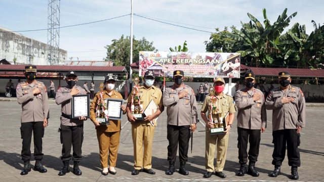 Kapolda Sulawesi Utara Irjen Pol Nana Sudjana bersama dengan Hukum Tua, Sangadi dan Lurah pemenang Kampung Tangguh Nusantara
