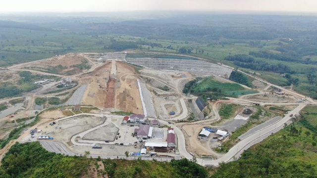 Pembangunan Bendungan Randugunting yang terletak di Desa Kalinanas, Kecamatan Japah, Kabupaten Blora. (foto: priyo/beritabojonegoro)