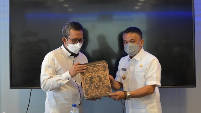 Wali Kota Palu Hadianto Rasyid (kanan) saat mengunjungi kantor Kemensos RI, Senin (24/5). Foto: Humas Pemkot Palu