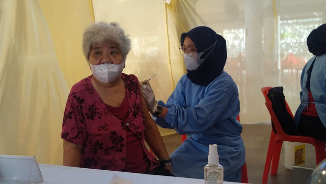 Seorang warga lansia saat akan disuntik vaksinasi COVID-19. Foto: Khairul S/kepripedia.com