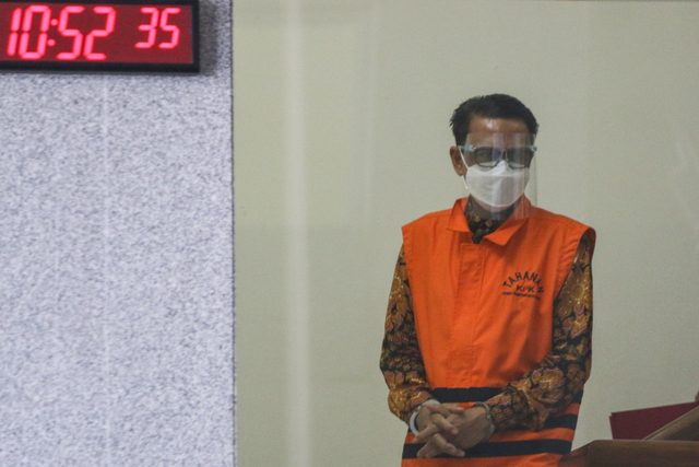 Tersangka Gubernur nonaktif Sulawesi Selatan Nurdin Abdullah berjalan usai menjalani pemeriksaan di Gedung KPK, Jakarta, Selasa (25/50.  Foto: Rivan Awal Lingga/ANTARA FOTO