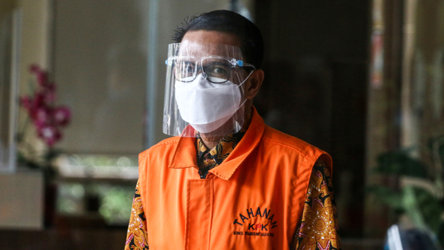 Tersangka Gubernur nonaktif Sulawesi Selatan Nurdin Abdullah berjalan usai menjalani pemeriksaan di Gedung KPK, Jakarta, Selasa (25/50.  Foto: Rivan Awal Lingga/ANTARA FOTO