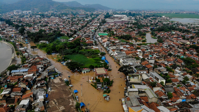 Foto udara jalan nasional yang terendam banjir di Baleendah, Kabupaten Bandung, Jawa Barat, Selasa (25/5/2021). Foto: Raisan Al Farisi/ANTARA FOTO