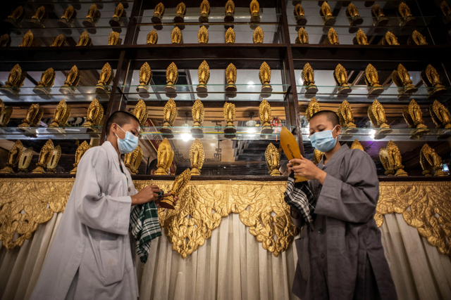 Samaneri membersihkan patung Buddha di Vihara Lalitavistara, Cilincing, Jakarta, Rabu (25/5). Foto: Aprillio Akbar/ANTARA FOTO