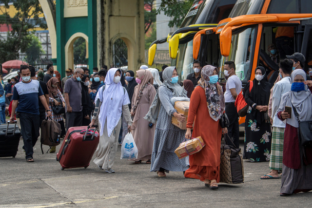 Sejumlah santri Pondok Pesantren Gontor Darussalam diantar kerabat menuju bus sebelum diberangkatkan di Asrama Haji Palembang, Sumatera Selatan, Selasa (25/5). Foto: Nova Wahyudi/ANTARA FOTO