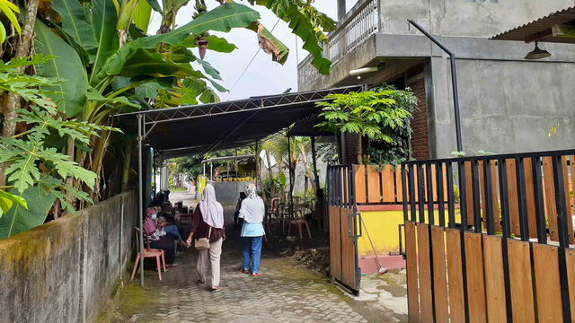 Suasana rumah duka komposer dan pelatih paduan suara asal Sleman, Yulius Panon Pratomo (44) di RT 5 RW 16, Sanggrahan, Tlogoadi, Kecamatan Mlati, Kabupaten Sleman
 Foto: Arfiansyah Panji Purnandaru/kumparan