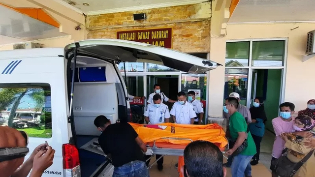 Petugas memasukkan mayat korban ke dalam mobil ambulans di RSUD Pariaman, Sumbar untuk dibawa ke rumah sakit Polisi di Padang untuk diautopsi, Selasa (25/5). Foto: Aadiaat MS/ANTARA