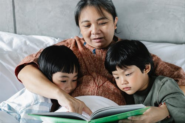 Ilustrasi membacakan cerita rakyat Bahasa Jawa kepada anak-anak. Sumber: Alex Green/pexels