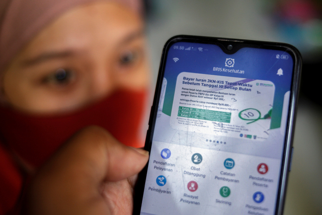 Warga mengakses aplikasi Badan Penyelenggara Jaminan Sosial (BPJS) Kesehatan di perangkat telepon pintarnya di Bogor, Jawa Barat.
 Foto: Yulius Satria Wijaya/ANTARA FOTO