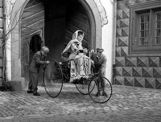 Bertha Benz dengan Model III. Foto: Mercedes-Benz