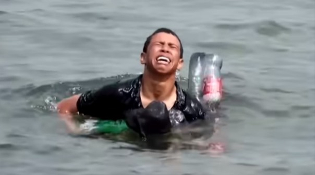 Viral momen pilu seorang bocah asal Maroko berenang di laut menuju Spanyol menggunakan botol plastik minuman. (Foto: YouTube/Reuters)