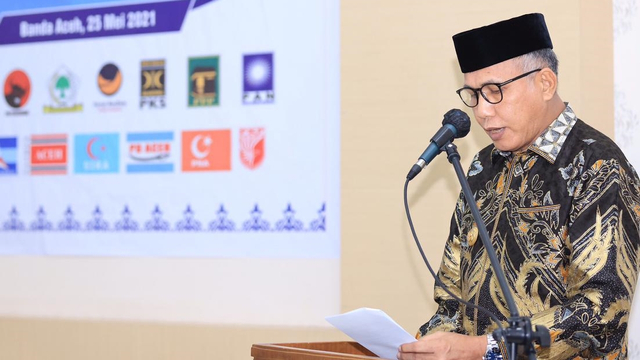 Gubernur Aceh Nova Iriansyah menyaksikan penandatanganan berita serah terima bantuan keuangan pemerintah kepada Partai Politik (Parpol). Foto: Humas Pemprov Aceh