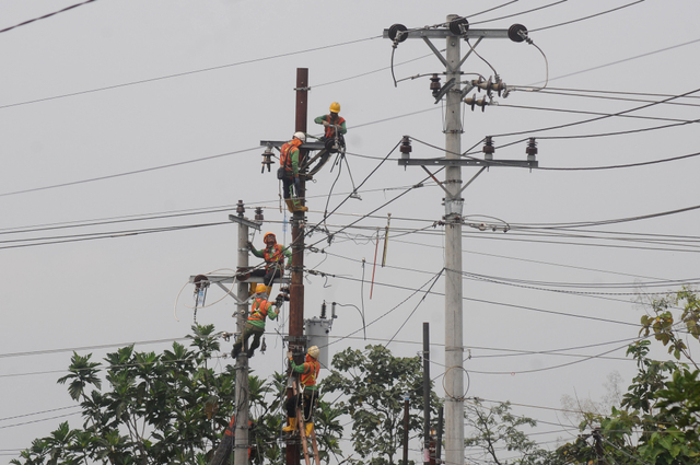 Sejumlah pekerja memperbaiki jaringan listrik di Boyolali, Jawa Tengah, Selasa (25/5/2021). Foto: Aloysius Jarot Nugroho/Antara Foto