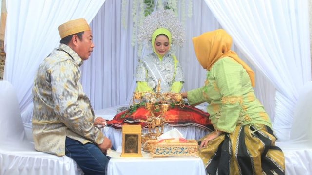 Calon pengantin sudah duduk di lamming/ dalam kamar pengantin. (Sumber: Dokumen Pribadi)